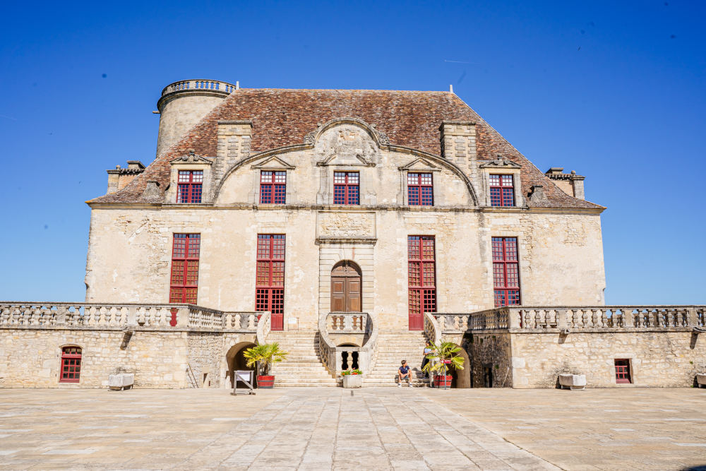 Façade du château de Duras